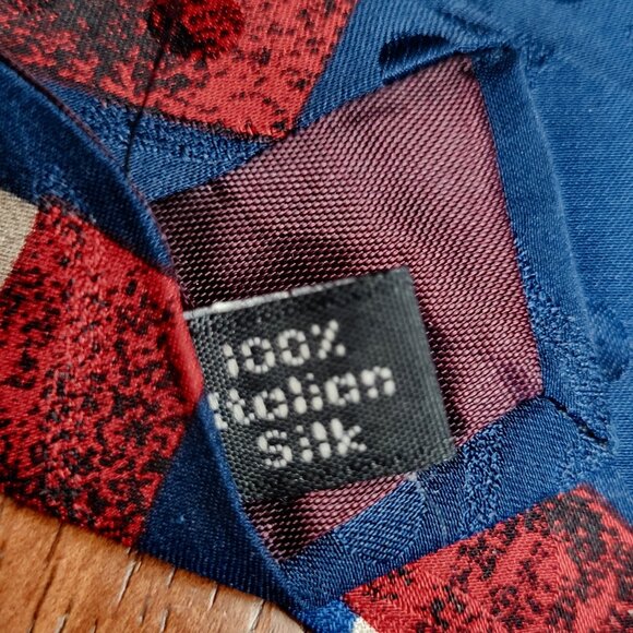 Celebration by Hallmark ~ 90s ~ 100% Silk Necktie ~ Excellent Condition - Picture 8 of 8